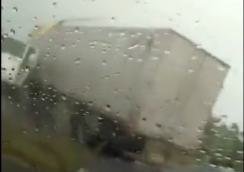 Acidente deixa caminhão atravessado e afeta trânsito pesado na Ponte Rio Negro