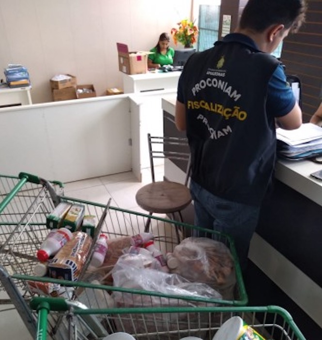 Após denúncias, Procon apreende 200 kg de alimentos impróprios ao consumo no AM