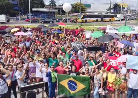 Governo cede, oferece reajuste, mas professores vão analisar proposta