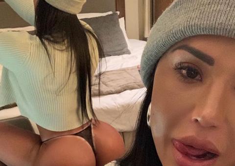 Gracyanne Barbosa faz selfie e espelho ao fundo entrega detalhe picante