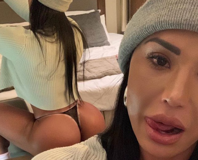 Gracyanne Barbosa faz selfie e espelho ao fundo entrega detalhe picante