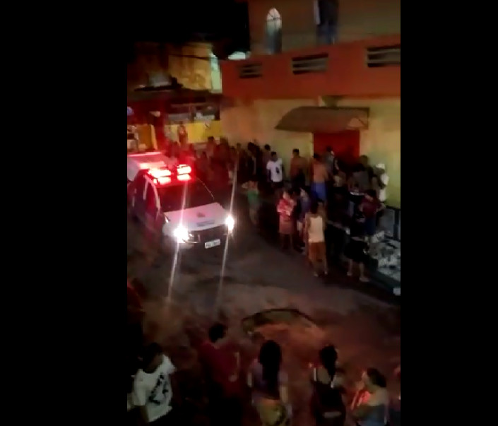 Homem é espancado por população ao ser flagrado estuprando criança em Manaus