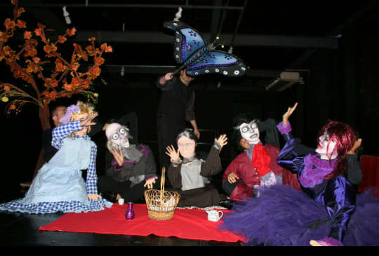 ‘A estranha família de Lily’ estreia neste sábado no Teatro Usina Chaminé