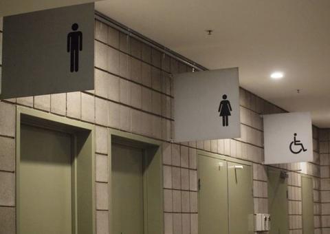 Justiça condena empresa por humilhações a funcionário que ‘ia muito ao banheiro’