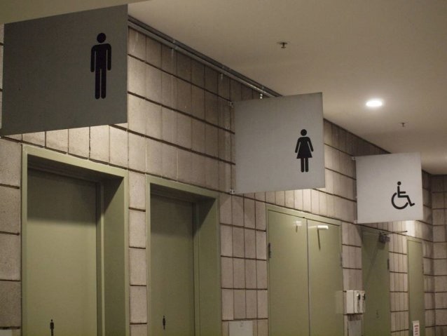 Justiça condena empresa por humilhações a funcionário que ‘ia muito ao banheiro’