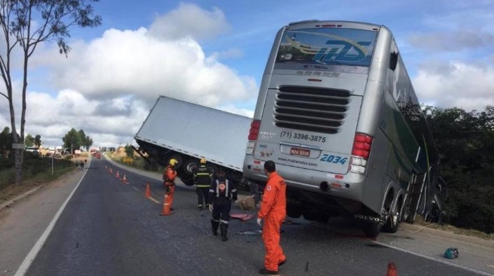 Acidente entre carreta e ônibus do Bahia sub-15 mata motoristas e deixa 8 feridos