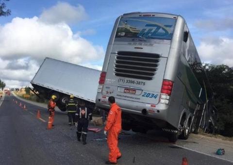Acidente entre carreta e ônibus do Bahia sub-15 mata motoristas e deixa 8 feridos
