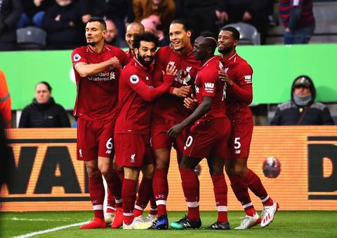 Liverpool sofre, mas bate Newcastle com gol no fim e ainda sonha com título