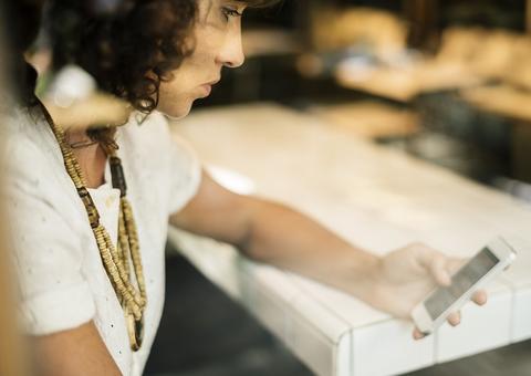 Saiba quais problemas os celulares podem causar a sua saúde e pele 