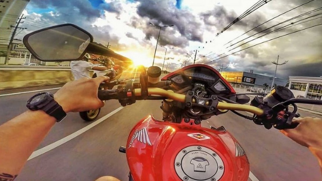 Ao empinar moto, jovem bate em carro e morre 