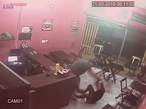 PM que espancou dona de lanchonete por causa de molho vira réu em processo