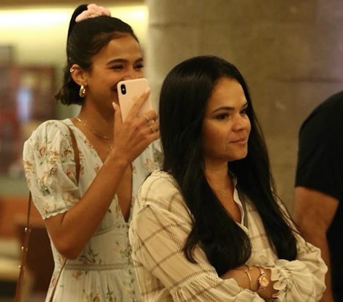 Bruna Marquezine curte cinema com família e semelhança chama atenção