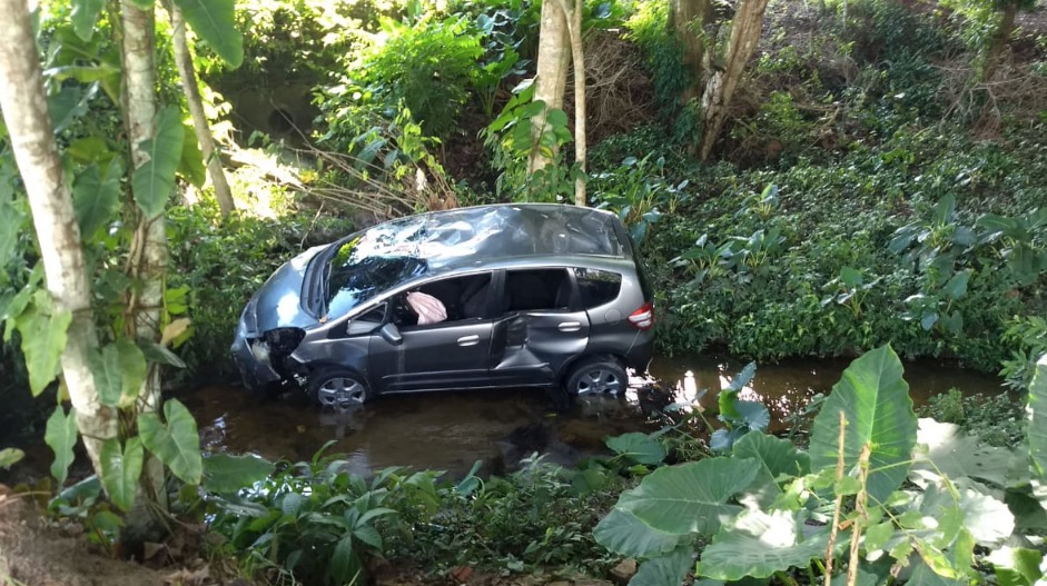  Carro com pai, mãe e filho cai em igarapé de Manaus