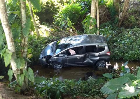  Carro com pai, mãe e filho cai em igarapé de Manaus