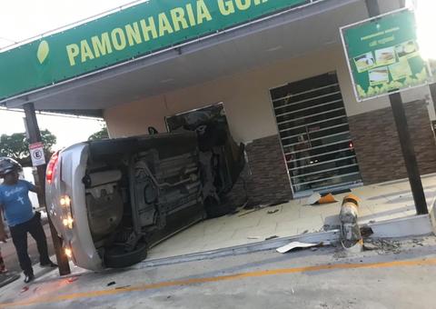 Em Manaus, carro invade pamonharia após motorista dormir ao volante