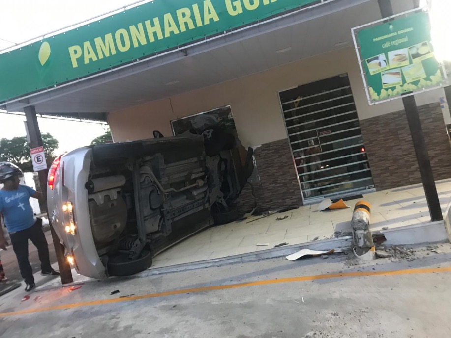 Em Manaus, carro invade pamonharia após motorista dormir ao volante
