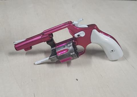 Mulher de 31 anos é presa com arma personalizada em Manaus 