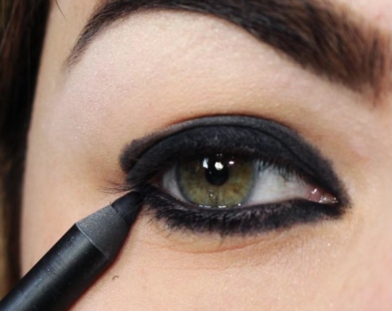 Lápis de olho de má qualidade pode causar terçol