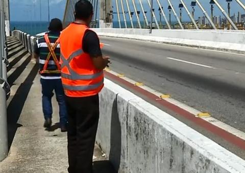 Voluntários se revezam em ponte para evitar suicídios