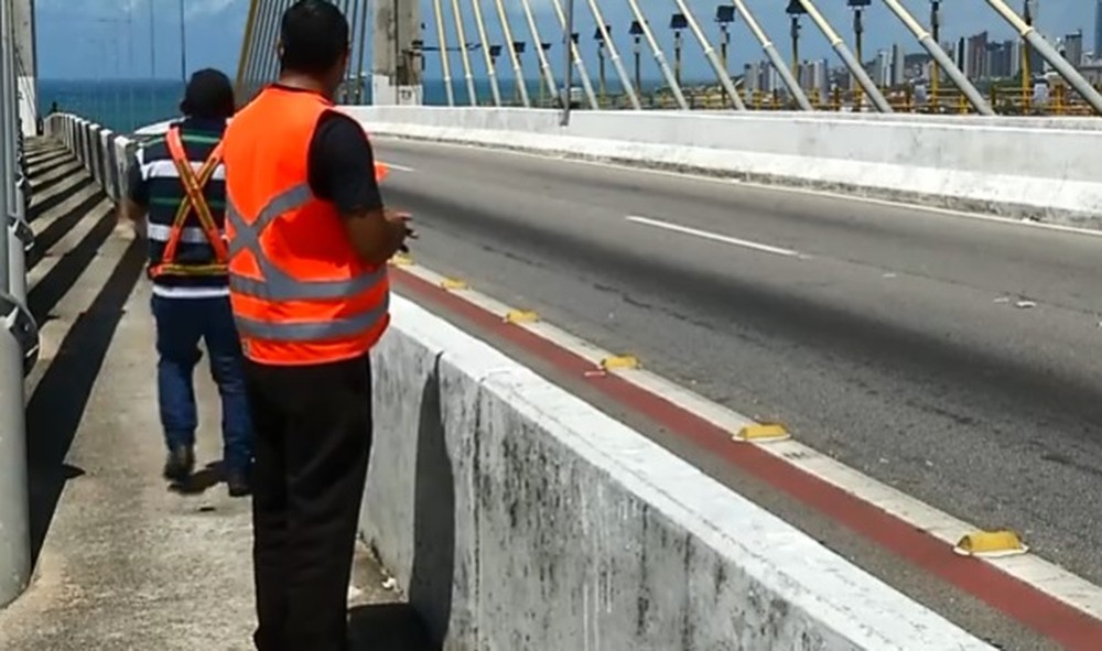 Voluntários se revezam em ponte para evitar suicídios