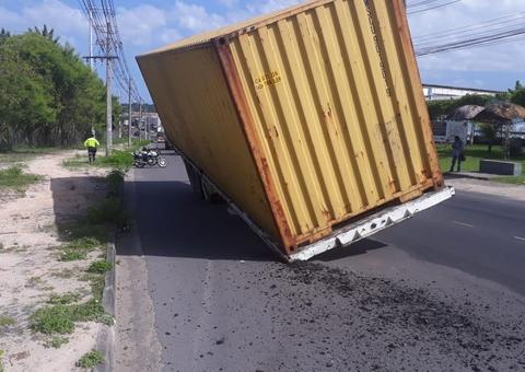 Carreta tomba e deixa trânsito lento no Distrito Industrial