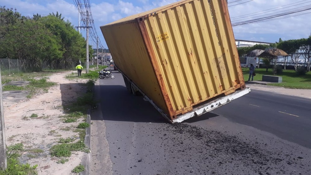 Carreta tomba e deixa trânsito lento no Distrito Industrial