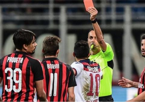 Lucas Paquetá agride árbitro, é expulso, mas Milan bate o Bologna