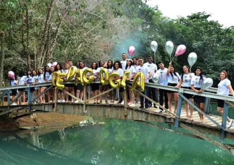 Universitários caem em lago após passarela desabar durante sessão fotográfica
