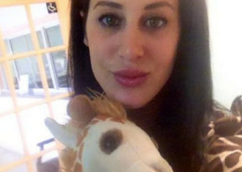 Obcecada por girafas, mulher coloca anéis para aumentar pescoço