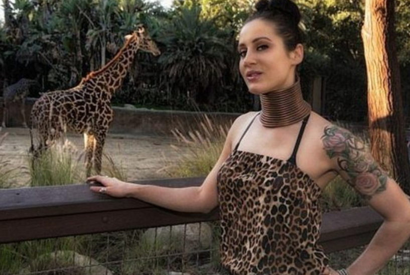Obcecada por girafas, mulher coloca anéis para aumentar pescoço