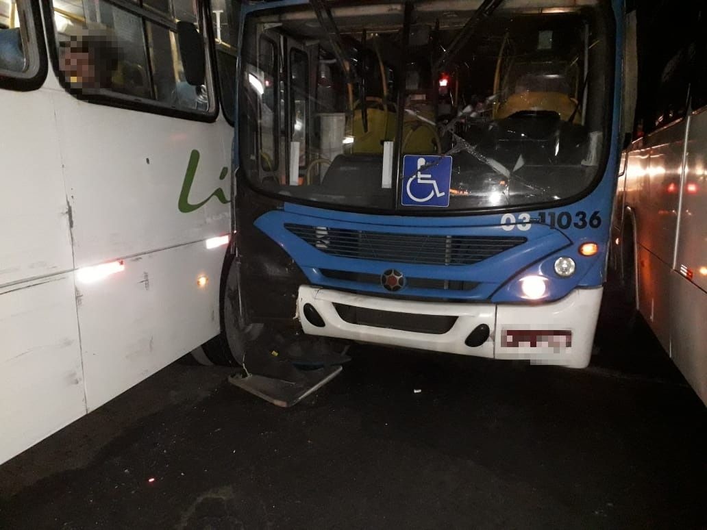 Em Manaus, ônibus colidem no Terminal 1 e assustam passageiros 