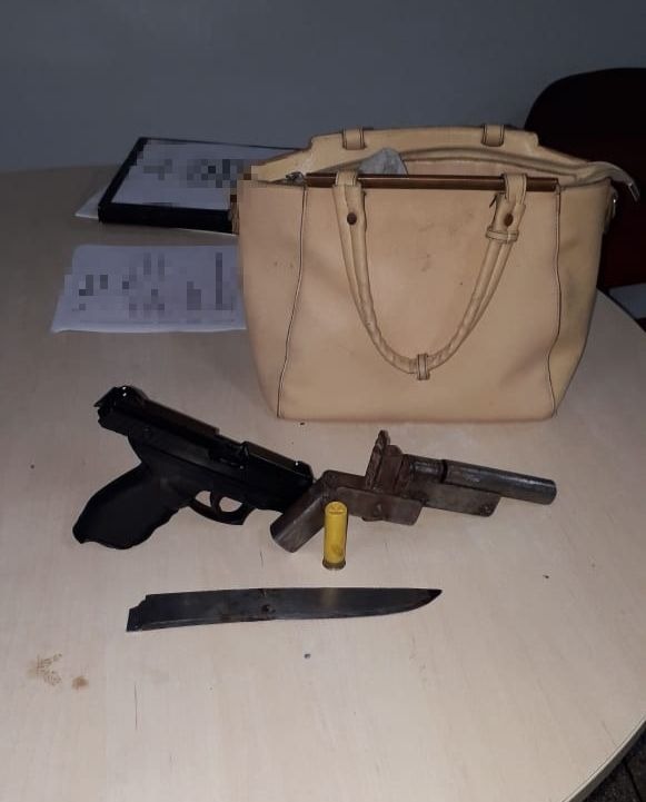 Armas e faca que seriam usadas em assalto foram achadas em bolsa de mulher