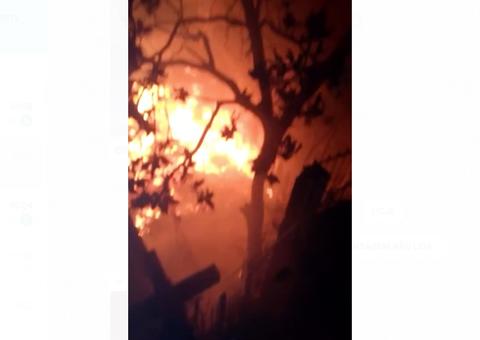 Três casas são engolidas por fogo em conjunto de Manaus