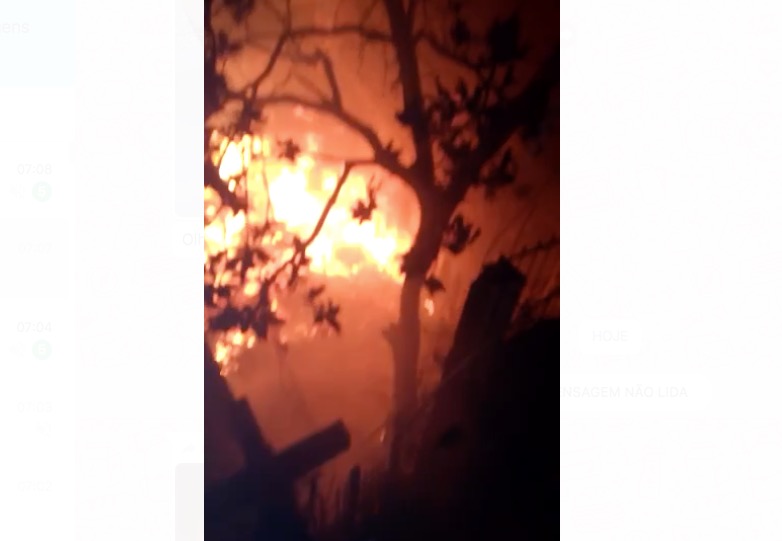 Três casas são engolidas por fogo em conjunto de Manaus