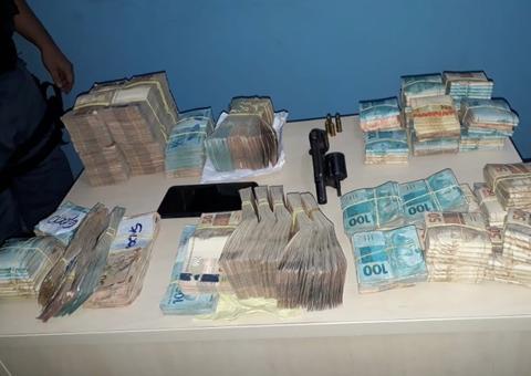 Trio é preso com arma e mais de R$ 250 mil em carro de luxo no Amazonas