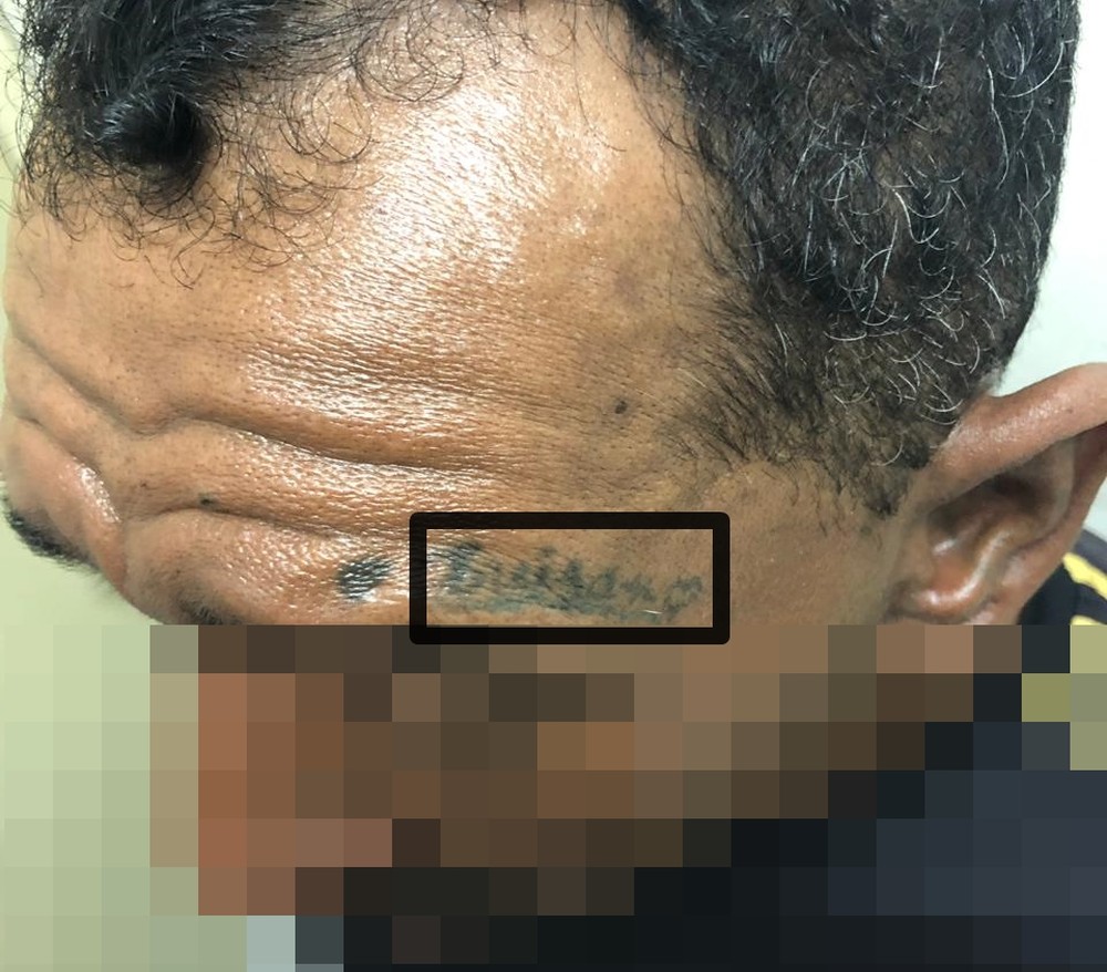 Com nome de vítima tatuado na testa, homem mata namorada enforcada em quarto de motel