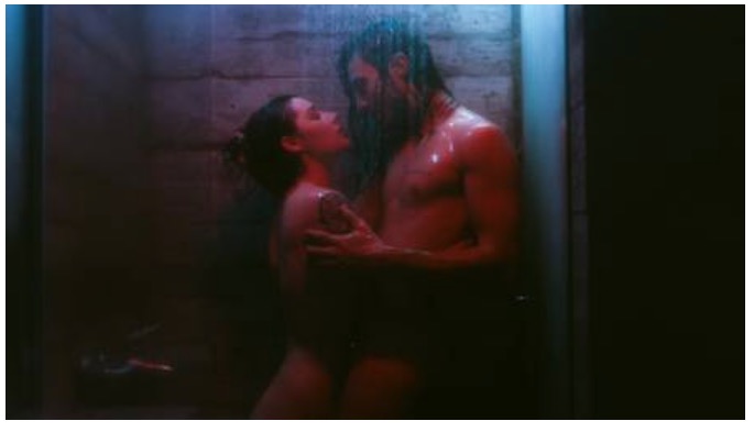 Nova musa de Tiago Iorc fala sobre cenas quentes com cantor