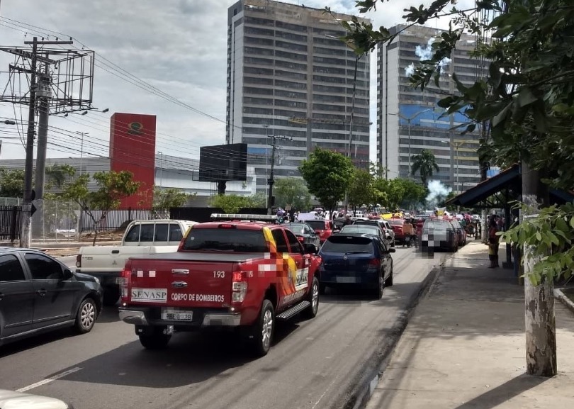 Manifestação na frente da Susam paralisa trânsito em avenidas de Manaus