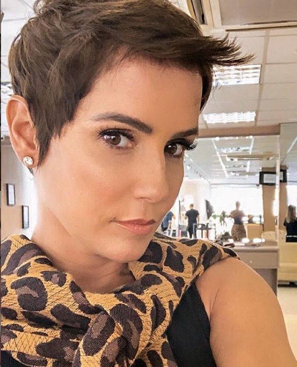Deborah Secco doa casa para família carente na Bahia