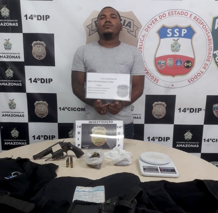Homem é preso com revólver, drogas e coletes em Manaus
