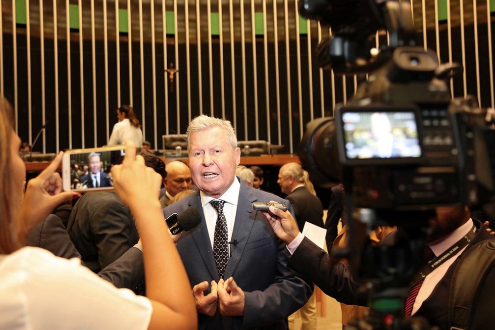 Em artigo no O Globo, Arthur volta a contestar ataques de Paulo Guedes a ZFM 