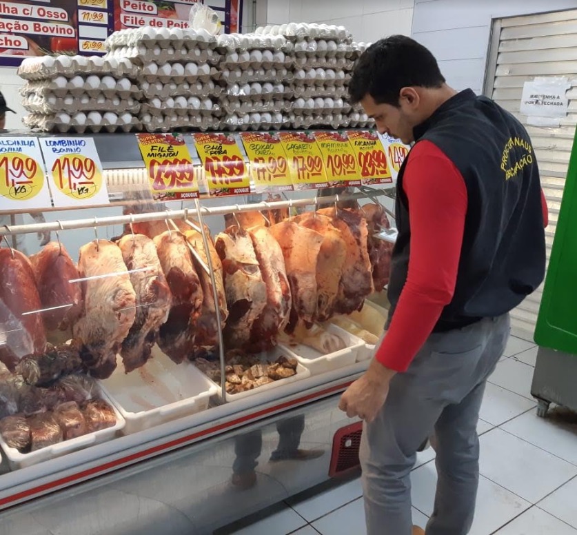 Supermercado Atacadão é multado pelo Procon por comercializar alimentos vencidos e com mofo