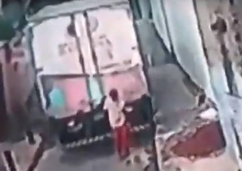 Idoso de 74 anos é atropelado por caminhão em marcha ré 