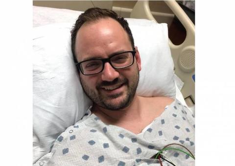 Homem sofre AVC após estalar o pescoço 