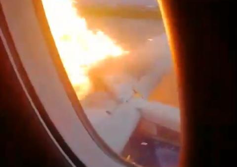 Vídeos mostram passageiros em pânico ao verem motor de avião em chamas 