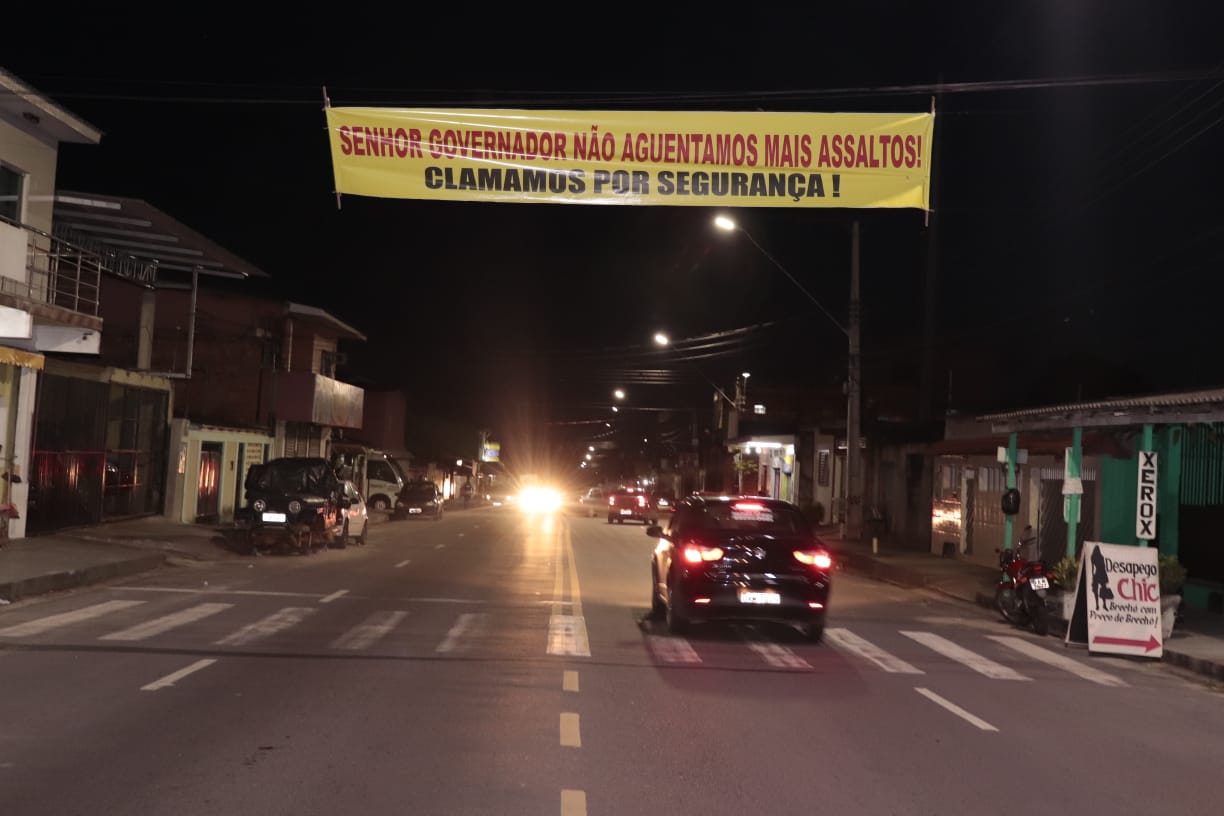 Moradores erguem faixa contra falta de segurança em bairro de Manaus 