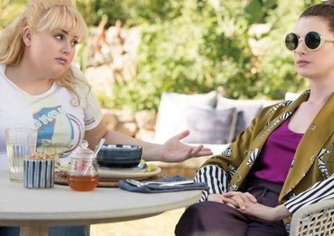 Anne Hathaway e Rebel Wilson estão hilárias no trailer de As Trapaceiras