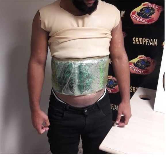 Homem é preso com droga amarrada ao corpo em aeroporto de Manaus