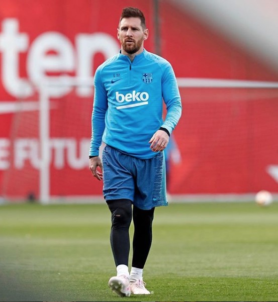 Messi se envolve em briga com torcedores do Barcelona após eliminação