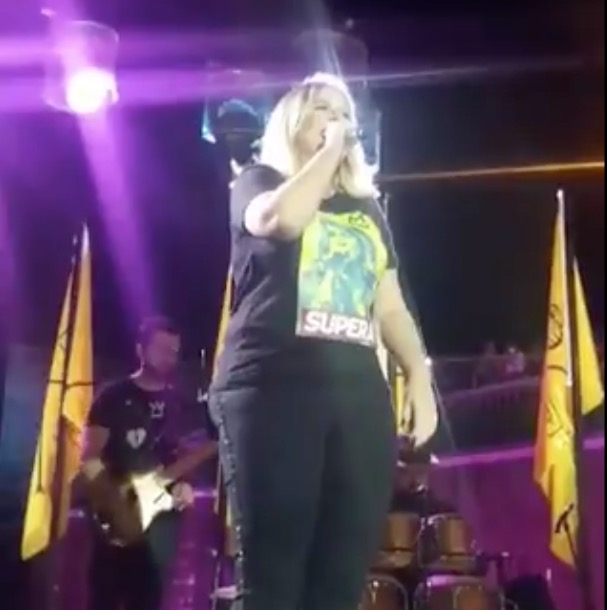 Marília Mendonça é atingida por gás de pimenta durante show em Manaus